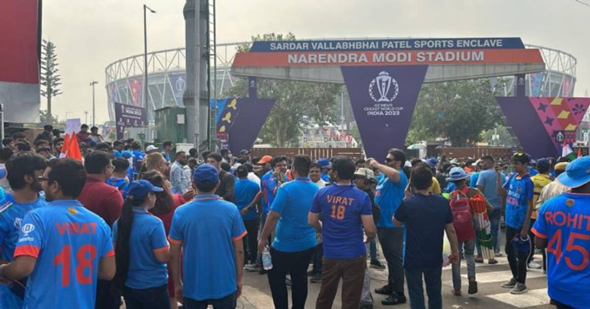 India vs Pakistan: மைதானத்திற்கு வெளியில் ஒன்று கூடிய ரசிகர்கள் – காலை 9 மணி முதல் காத்திருந்த ரசிகர்கள்!