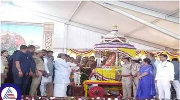 Sandalwood musician Hamsalekha inaugurated Mysuru Dasara 2023 and he was Praise of Congress leaders sat Sandalwood musician Hamsalekha inaugurated Mysuru Dasara 2023 and he was Praise of Congress leaders sat