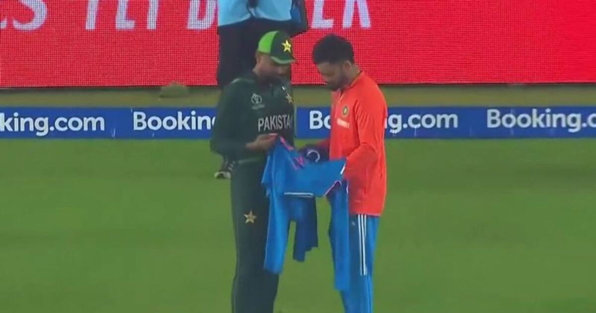 IND vs PAK: நட்புனா என்னானு தெரியுமா? பாபர் அசாமிற்கு தனது ஜெர்சியை பரிசளித்த விராட் கோலி!