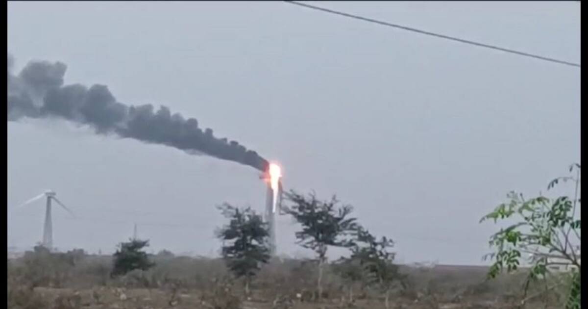 பல்லடம் அருகே இடி விழுந்ததில் தீ பற்றி எரிந்த காற்றாலை