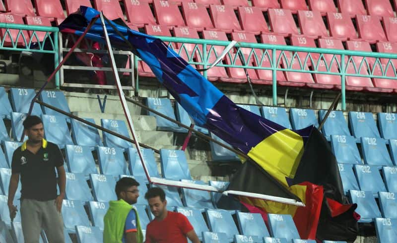 banners in Ekana Cricket Stadium Lucknow fell from the roof on crowd during AUS vs SL Match rsk