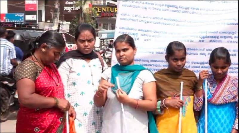 Disabled people march to Bangalore from hospet to fulfill their demand rav