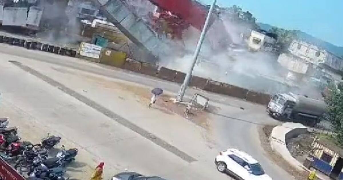 மகாராஷ்டிராவில் புதிதாக கட்டப்பட்டு வந்த பாலம் இடிந்து விபத்து!