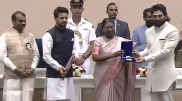 allu arjun taking national award for best actor for pushpa movie arj allu arjun taking national award for best actor for pushpa movie arj