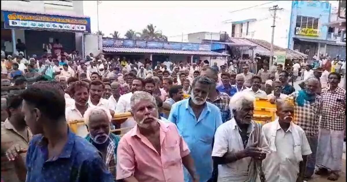 டாஸ்மாக் கடையை அகற்ற எதிர்ப்பு; தாராபுரத்தில் மது பிரியர்கள் மாபெரும் கடையடைப்பு போராட்டம்