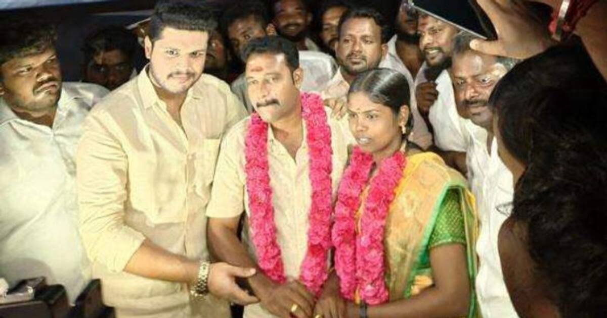 அப்பா, அம்மா இல்லாத எனக்கு விஜய் தான் எல்லாமே... லியோ FDFS-வில் காதலியை கரம்பிடித்த விஜய் ரசிகர் நெகிழ்ச்சி