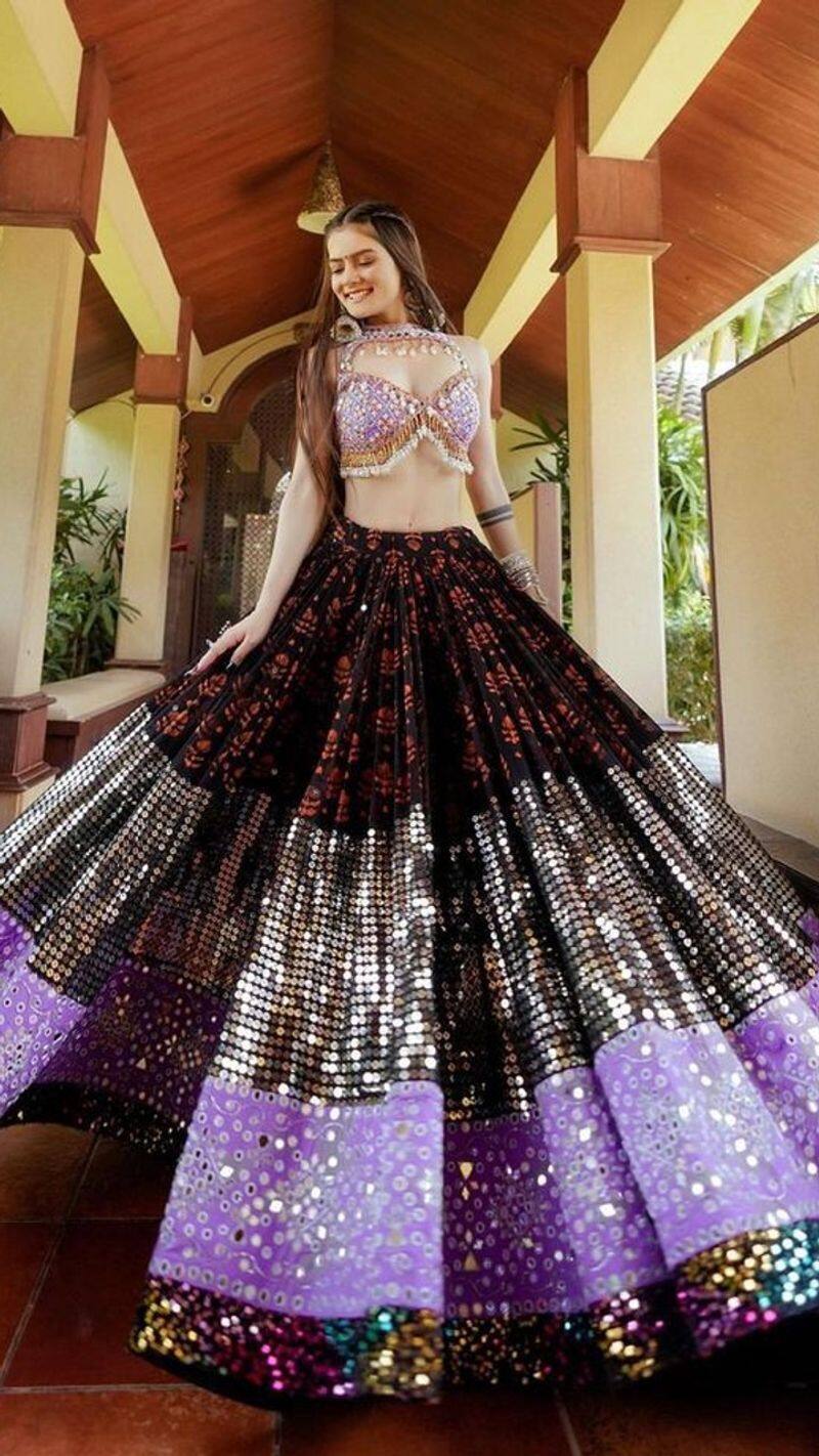 Lehenga Choli For Wedding: एंब्रॉयडरी डिजाइन और आकर्षक कलर के साथ आती हैं  ये लहंगा चोली, पहनकर दिखेंगी खूबसूरत - ghagra lehenga choli dress for  wedding will give you most stunning ethnic