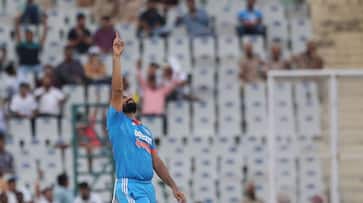 Mohammed Shami strikes hist first ball in return, Jadeja Drops Rachin Ravindra gkc Mohammed Shami strikes hist first ball in return, Jadeja Drops Rachin Ravindra gkc
