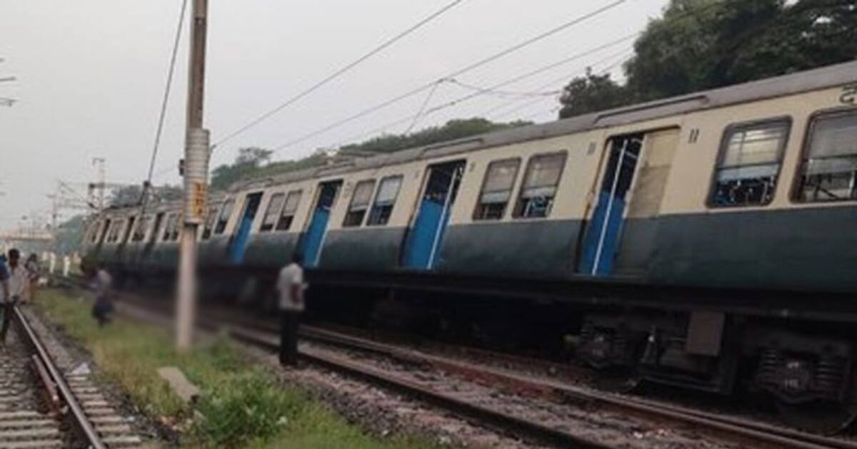 ஆவடியில் புறநகர் ரயிலின் 4 பெட்டிகள் தடம் புரண்டு விபத்து! பெரும் உயிர்