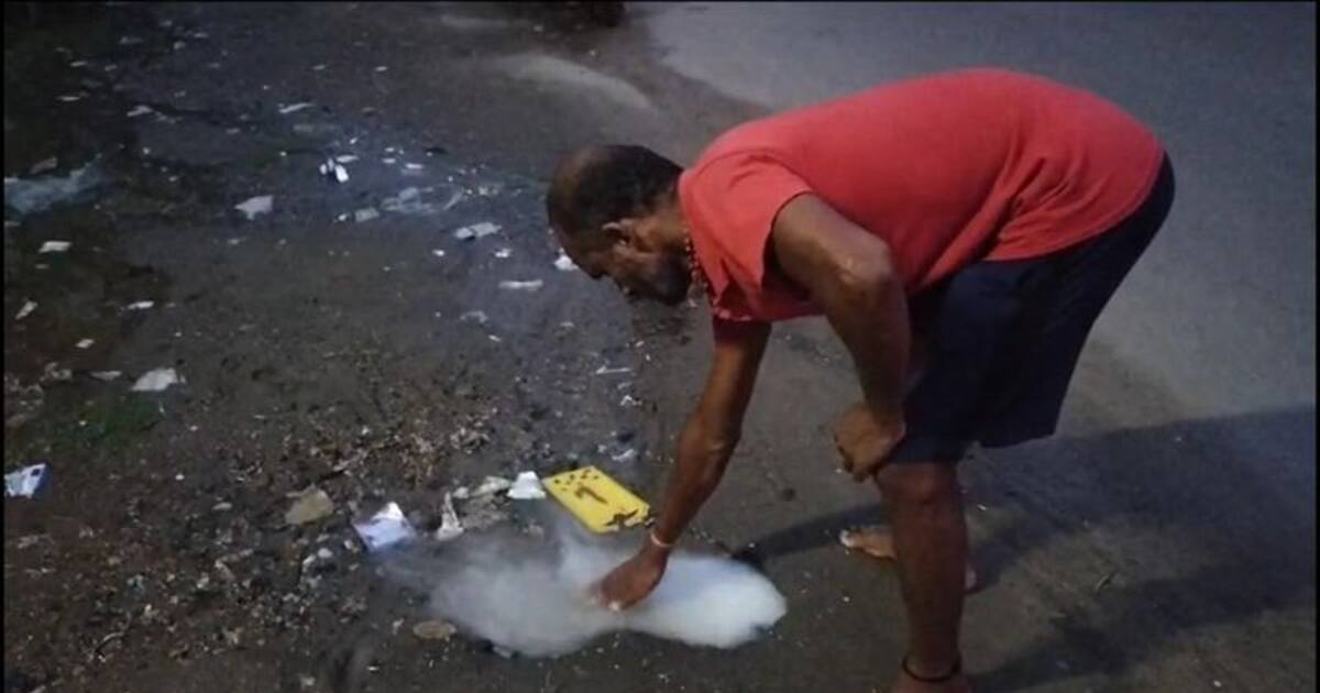 விருதுநகரில் திடீரென பால் போல் பொங்கி சாலையில் ஓடிய தண்ணீர்