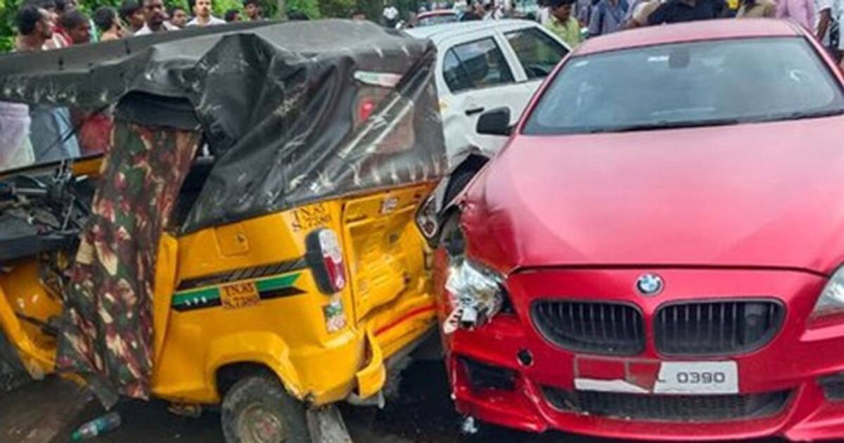 சென்னை விமான நிலையத்தில் பயங்கரம்.. சொகுசு கார் மோதி தூக்கி வீசப்பட்ட 7 பேர் படுகாயம்..!