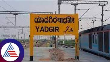 Passengers sleeping drunk at the railway station were severely beaten by the police at yadgir rav Passengers sleeping drunk at the railway station were severely beaten by the police at yadgir rav