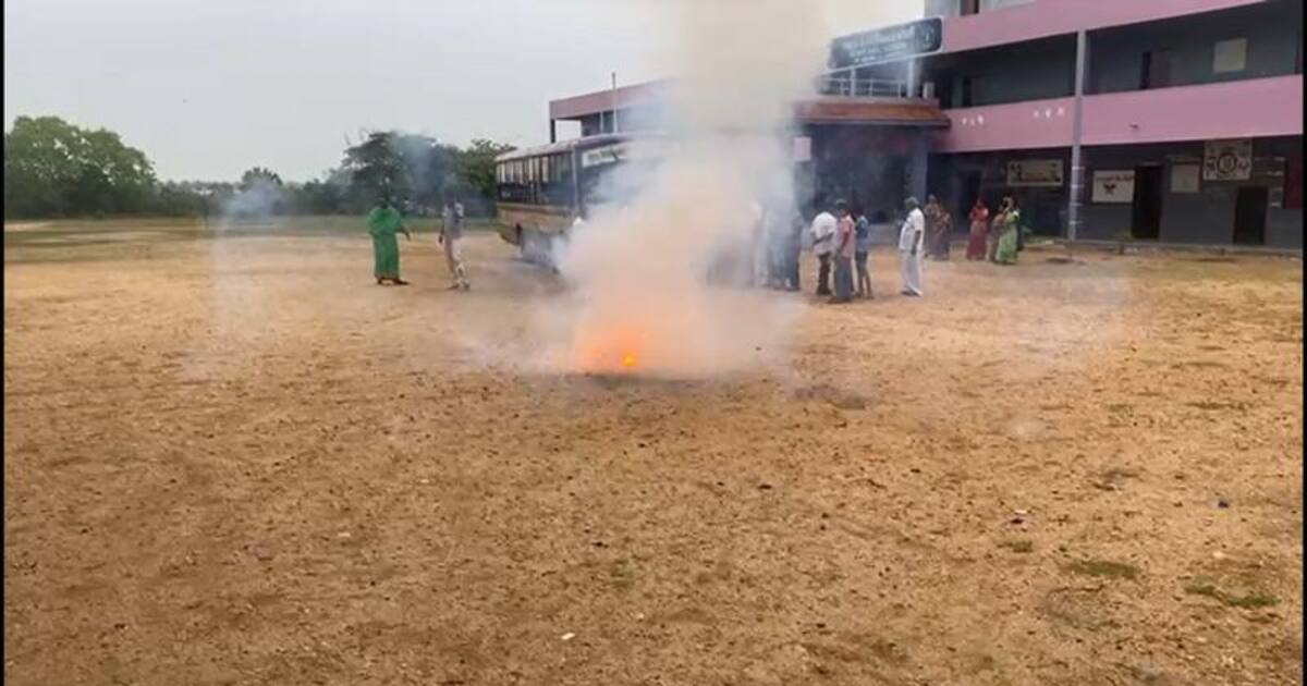 கோவையில் பள்ளி நேரத்தில் கூடுதல் அரசுப் பேருந்து; பட்டாசு வெடித்து கொண்டாடிய மாணவர்கள், பொதுமக்கள்