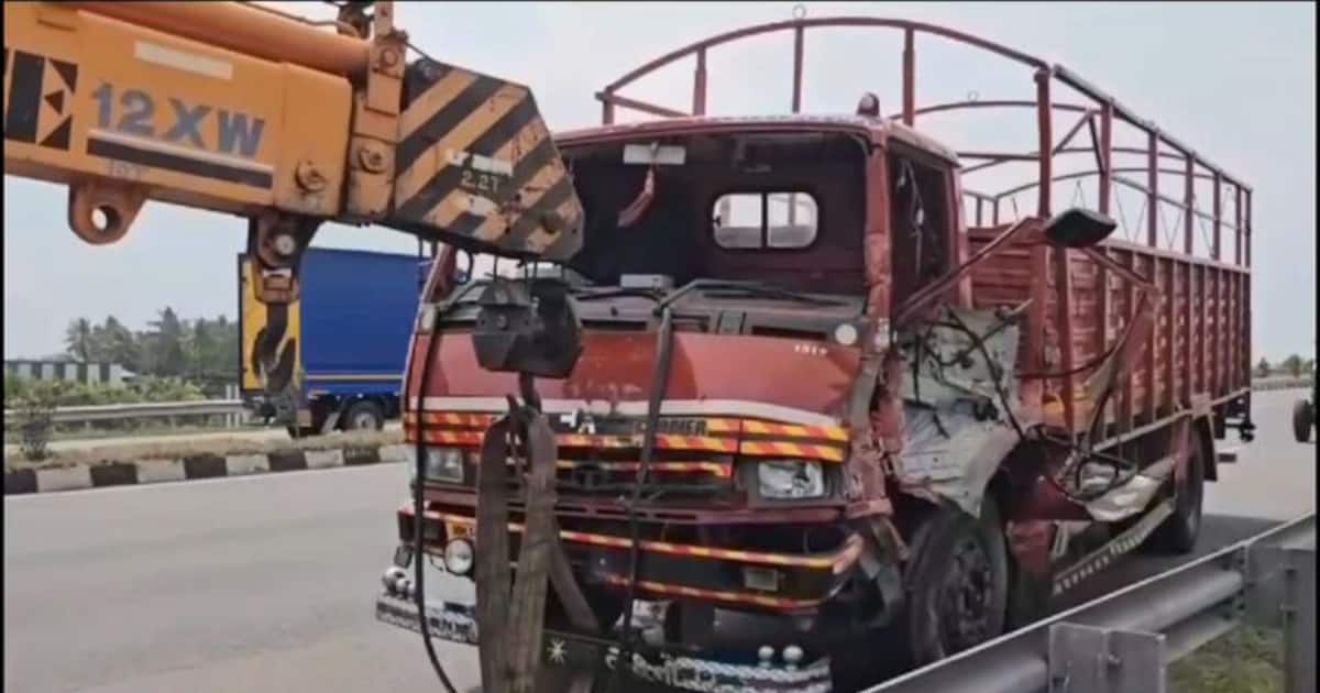 சாலையில் பணி செய்துகொண்டிருந்த ஒப்பந்த ஊழியர்கள்; திடீரென மோதிய லாரியால் 4 பேர் படுகாயம்