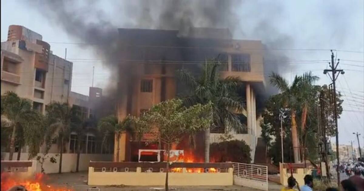 மராத்தா இடஒதுக்கீடு: இன்று அனைத்து கட்சி கூட்டம்; இணையம், பேருந்து சேவை துண்டிப்பு!