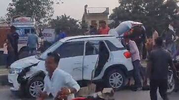 Accident with a vehicle carrying foreign liquor.. Locals who took the bottles.. Video viral..ISR Accident with a vehicle carrying foreign liquor.. Locals who took the bottles.. Video viral..ISR
