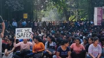 A shocking incident in IIT BHU where three unknown youths dragged a student Molest in the college campus, tore her clothes and forcibly kissed her akb A shocking incident in IIT BHU where three unknown youths dragged a student Molest in the college campus, tore her clothes and forcibly kissed her akb