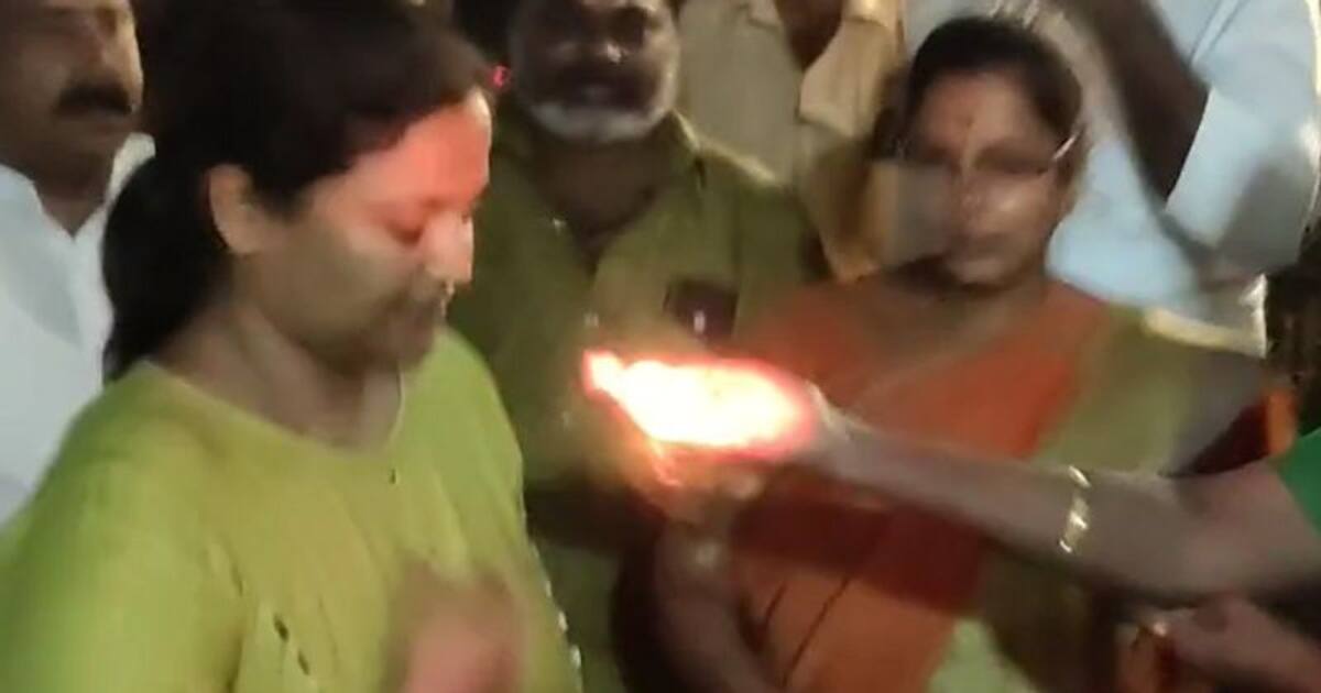 பள்ளி மாணவர்களை தாக்கிய வழக்கு! நிபந்தனை ஜாமீனில் வந்த நடிகைக்கு கையில் சூடம் ஏத்தி ஆரத்தி எடுத்த பாஜக பெண்!