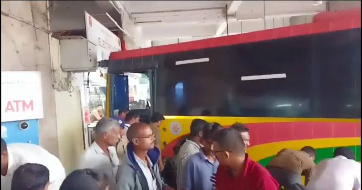 விஜயவாடாவில் பயங்கரம்; பிரேக் பிடிக்காத பேருந்து பிளாட்பாரத்தின் மீது ஏறியதில் மூவர் பலி!!