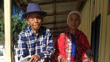Mizoram Election 2023 Centenarian gives couple goals as he cast his vote along with 86 year old wife gcw Mizoram Election 2023 Centenarian gives couple goals as he cast his vote along with 86 year old wife gcw