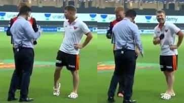 Australian cricketer David warner Making fun by farts on mike old video Goes viral akb Australian cricketer David warner Making fun by farts on mike old video Goes viral akb