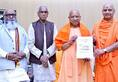 up cm Yogi Adityanath gets ayodhya shriram mandir pran pratishtha invitation zrua