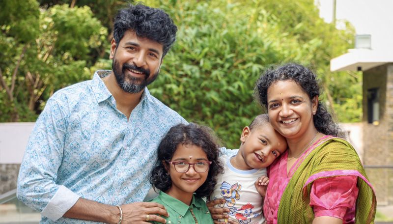 Actor Sivakarthikeyan Wishes Happy Diwali with two beautiful pictures with family ans