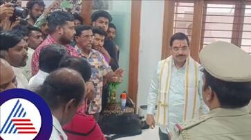 Union minister pralhad joshi warn to police inspector at hubballi today rav Union minister pralhad joshi warn to police inspector at hubballi today rav
