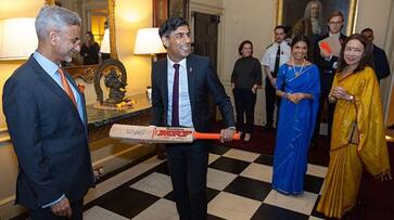 Jaishankar meets UK PM Rishi Sunak on Diwali gifts cricket bat with Virat Kohli autograph gcw Jaishankar meets UK PM Rishi Sunak on Diwali gifts cricket bat with Virat Kohli autograph gcw