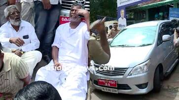 protesters blocking Minister Ahamed Devarkovil s vehicle in vizhinjam apn protesters blocking Minister Ahamed Devarkovil s vehicle in vizhinjam apn