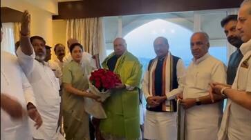 Actor politician vijayashanthi joined congress in presence of mallikarjun kharge smp Actor politician vijayashanthi joined congress in presence of mallikarjun kharge smp