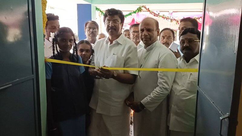 Mp chellakumar inaugurate new building worth rupees 19 lakhs to school students in krishnagiri vel