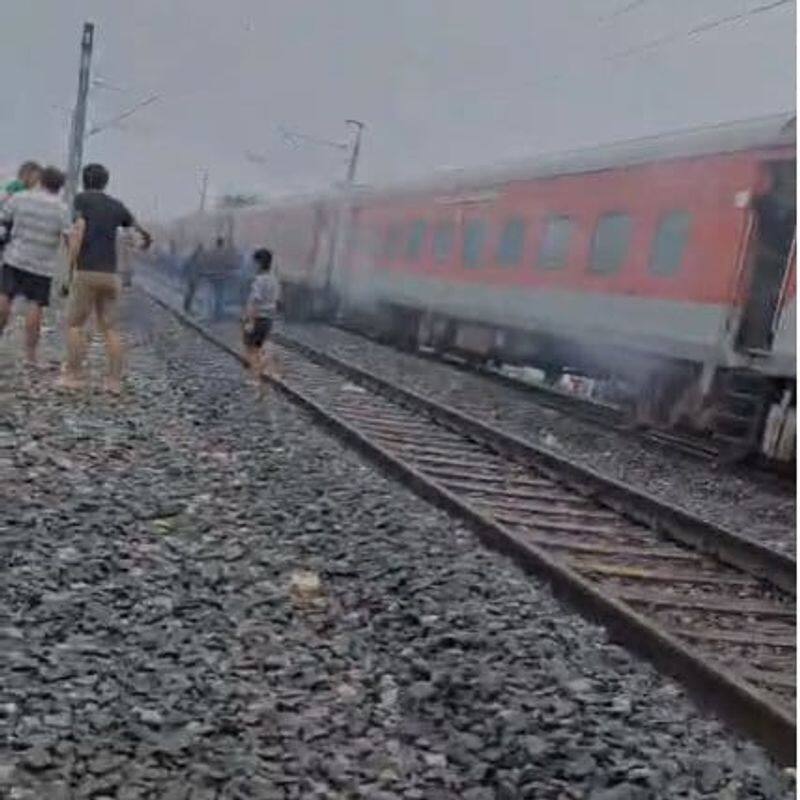 Passengers were shocked when the train coming to Chennai suddenly saw smoke KAK