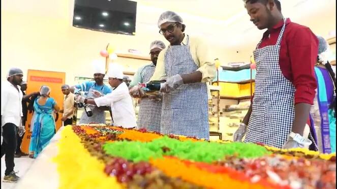 Actor arun pandian participate giant plum cake making in tirunelveli vel