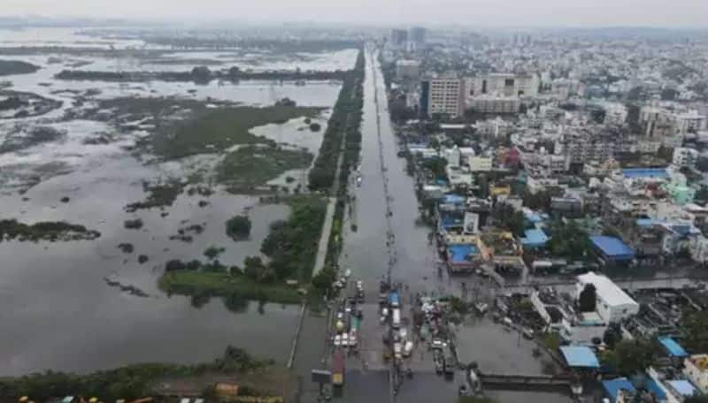 Kamal Haasan relief aid to flood affected people in Chennai KAK