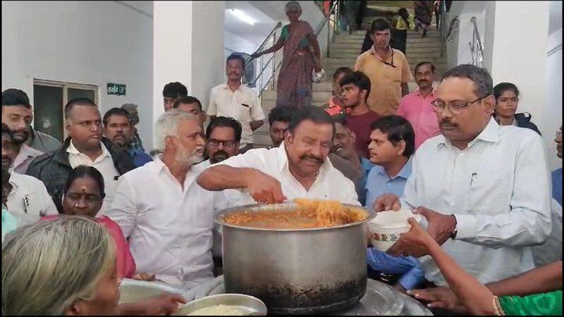 minister kn nehru distribute food to public who affected by michaung storm in chennai vel