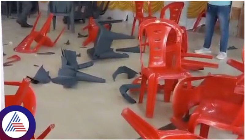 Hassan Congress workers fought in the chair like WWE sat