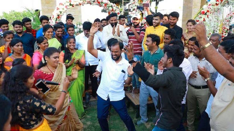 Former Minister Sriramulu sakkat dance in Daughter Wedding at bellary video viral rav