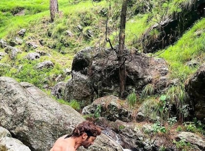 दिसंबर की ठंड में विद्युत् जामवाल नज़र आए Nude, लोग बोले आदिमानव है ये