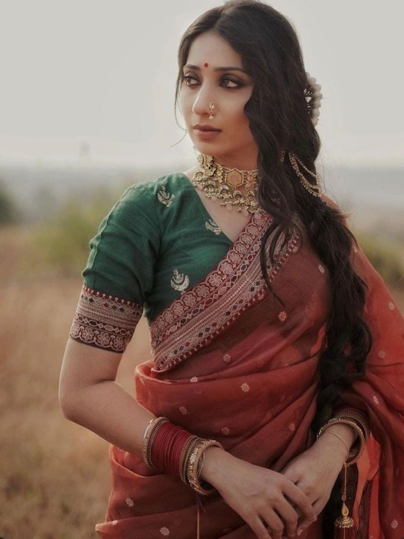 लगेंगी एकदम लल्लनटॉप! जब कलेक्शन में होंगी वृषिका मेहता जैसी साड़ी