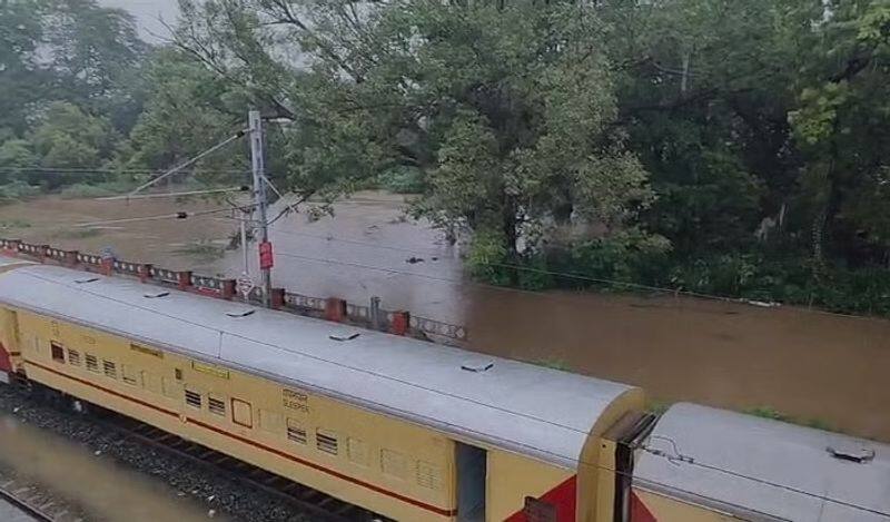 Passengers trapped in Srivaikundam train.. No progress in rescue.. ttv dhinakaran tvk