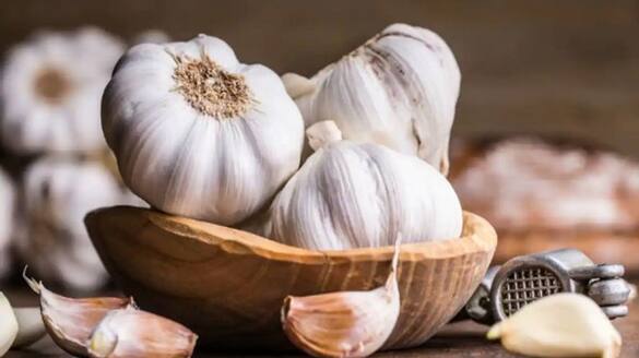 benefits of eating two cloves of garlic on an empty stomach