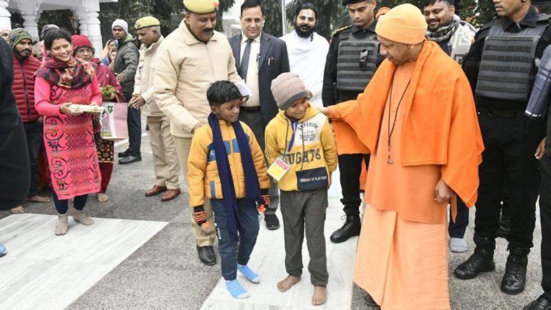 children said happy new year to cm yogi after found suddenly in front of him zrua