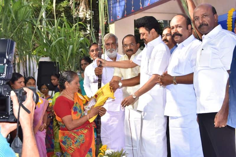 Chief Minister Stalin presented the Pongal gift package KAK