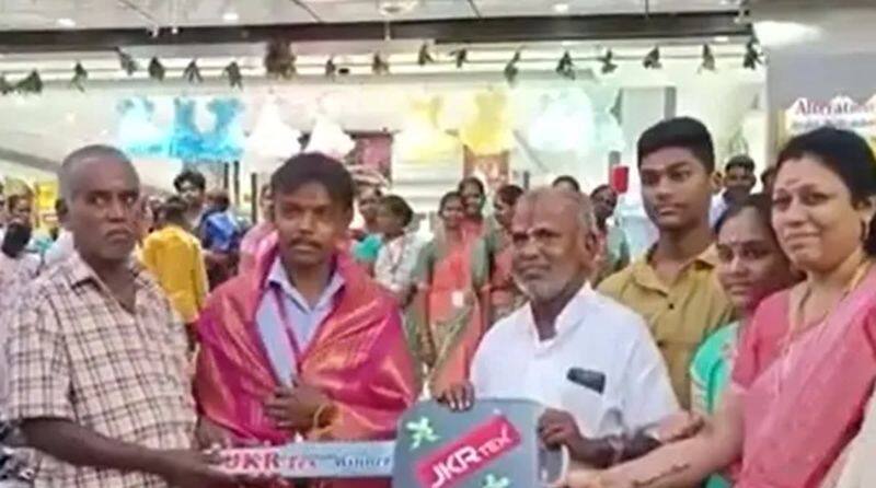 Kallakurichi textile owner gave new bikes to employees as pongal gifts sgb