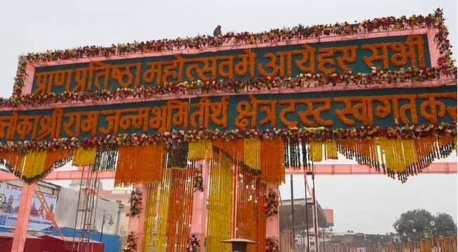 When 'Hanuman' showered petals on saints entering Ayodhya (WATCH)