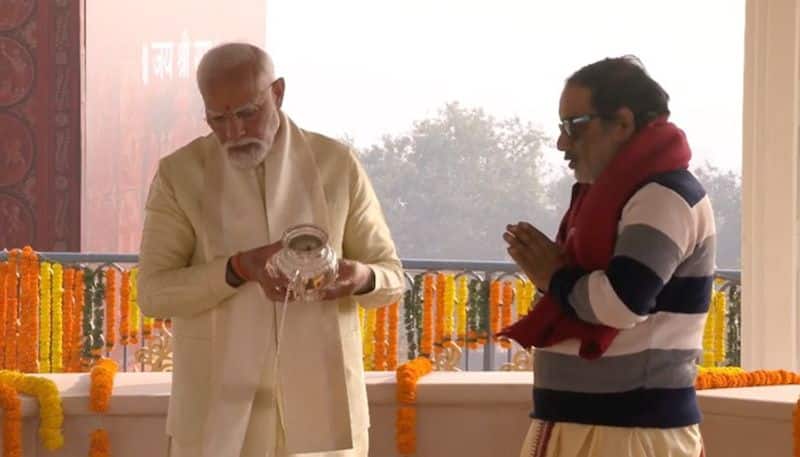 PM Modi offers prayers at Kuber Tila Shiva temple, unveils 'Jatayu' statue (WATCH)