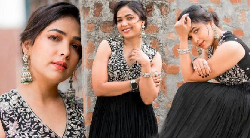 Unveiling Anupama Gowda's mesmerizing black bling saree ensemble look | The  Times of India