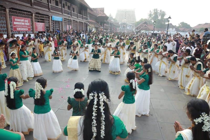 Mega Thiruvathira staged with 408 people full of artistic wonder at padmanabha temple ppp