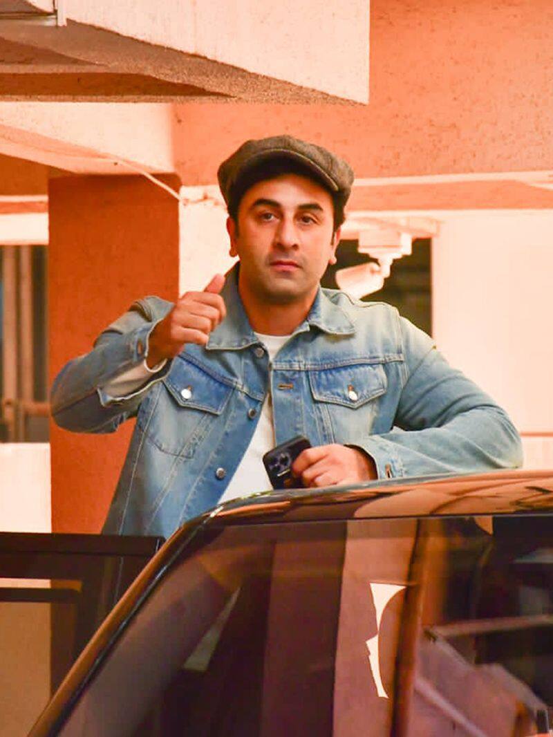Online Shopping Low Price App - Ranbir Kapoor was also spotted at the  Mumbai airport. The actor was seen wearing a black t-shirt, paired with  grey denim pants and a black jacket. |